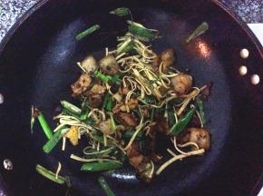 炒断生后倒入事先炒好的五花肉，翻炒均匀后出锅，同蒸好的米饭放一起摆好盘即可