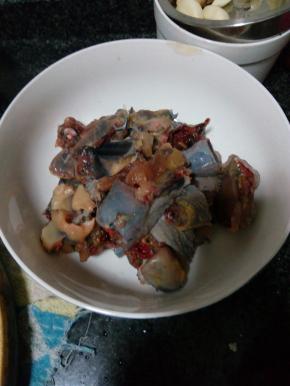 鸡肉切成小块，洗好后焯水沥干备用