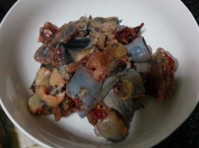 鸡肉切成小块，洗好后焯水沥干备用