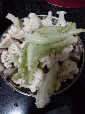 菜花切成小块，洗净备用