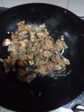 锅中热油，把沥干水分的鸡肉放进快炒，加豆瓣酱增香调味