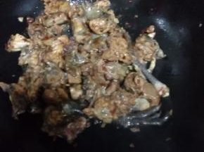 锅中热油，把沥干水分的鸡肉放进快炒，加豆瓣酱增香调味