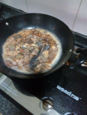 炒熟后加水没过鸡肉，放上盐、酱油，倒入菜花，加盖焖煮，煮开后小火收汁，放上鸡精增香后出锅