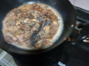 炒熟后加水没过鸡肉，放上盐、酱油，倒入菜花，加盖焖煮，煮开后小火收汁，放上鸡精增香后出锅