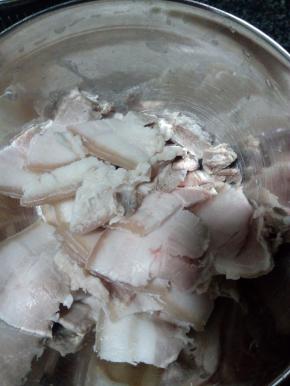 五花肉放入冷水中煮开，切成薄片沥干备用