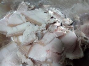 五花肉放入冷水中煮开，切成薄片沥干备用