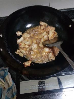 炒锅中倒入适量油，油烧热后把五花肉倒入翻炒，五花肉炒出油后放上生姜片和豆瓣酱，去腥出香