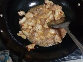 炒锅中倒入适量油，油烧热后把五花肉倒入翻炒，五花肉炒出油后放上生姜片和豆瓣酱，去腥出香