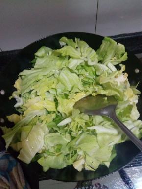 倒上卷心菜，炒软后加盐，翻炒1-2分钟，炒匀出锅