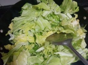 倒上卷心菜，炒软后加盐，翻炒1-2分钟，炒匀出锅