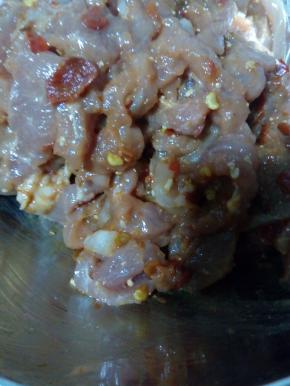 猪肉洗净后切成丝，用豆瓣酱、酱油、料酒和少许生粉揉搓均匀后腌制入味