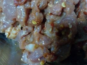 猪肉洗净后切成丝，用豆瓣酱、酱油、料酒和少许生粉揉搓均匀后腌制入味