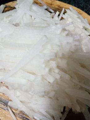 白萝卜洗净后去皮切丝