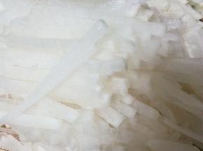 白萝卜洗净后去皮切丝