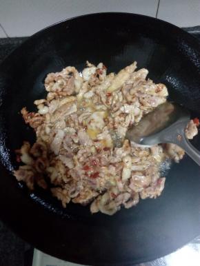 锅中热油，倒入腌好的肉丝快速翻炒，炒变色后放入萝卜丝同炒，炒熟放上葱段，加盐调味，出锅