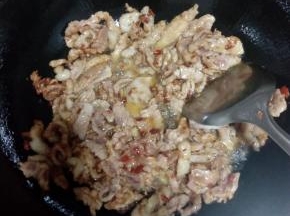 锅中热油，倒入腌好的肉丝快速翻炒，炒变色后放入萝卜丝同炒，炒熟放上葱段，加盐调味，出锅