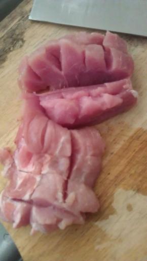 瘦肉洗净切十字方格