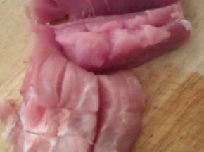 瘦肉洗净切十字方格