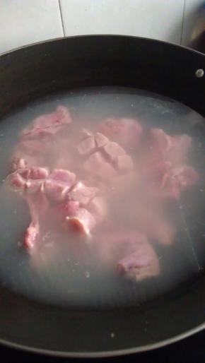 放入兔肉和瘦肉，加入适量冷水、花椒、料酒，3片生姜片，大火煮开去除腥味