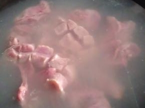 放入兔肉和瘦肉，加入适量冷水、花椒、料酒，3片生姜片，大火煮开去除腥味