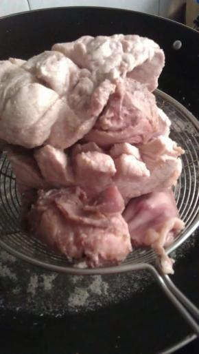 煮开后将兔肉和瘦肉捞出备用