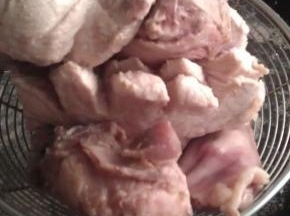煮开后将兔肉和瘦肉捞出备用