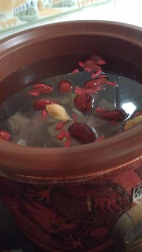 所有汤料一起放入汤煲里煲两个半小时，煲好后放盐即可