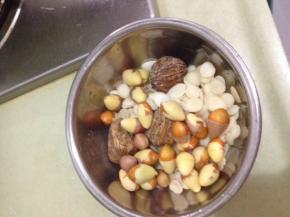 将南北杏、蜜枣、白果 用水冲洗好,装盘备用