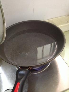 锅内放入冷水，把洗净的猪肺放进去，小火慢煮将猪肺里的赃物煮出