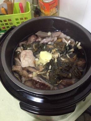 把准备好的所有原料放入高压锅中，加水没过原料，煲3小时左右
