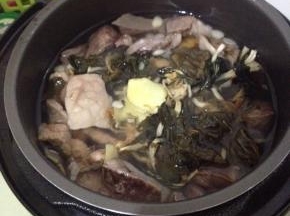 把准备好的所有原料放入高压锅中，加水没过原料，煲3小时左右