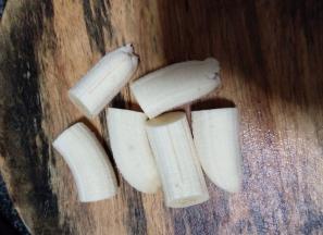 香蕉去皮，横切成小段