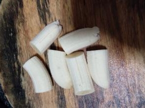 香蕉去皮，横切成小段