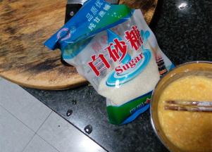 鸡蛋打散，加入少许白糖，与面粉一起打匀成糊状，把香蕉段放入面糊中，使其完全的裹上一层面糊