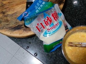 鸡蛋打散，加入少许白糖，与面粉一起打匀成糊状，把香蕉段放入面糊中，使其完全的裹上一层面糊