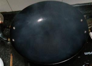 锅中加油，油温升高后转中小火，把香蕉放进去炸