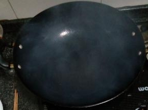 锅中加油，油温升高后转中小火，把香蕉放进去炸