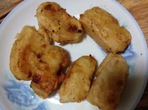 香蕉炸成金黄色捞出，撒上白糖即可