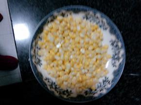 玉米粒洗干净装盘备用