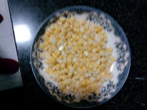 玉米粒洗干净装盘备用