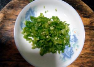 青椒切成细丁