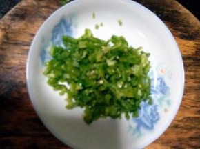 青椒切成细丁