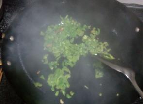 锅中少量油，把青椒放入锅中煸炒，青椒皮炒成虎皮状即可