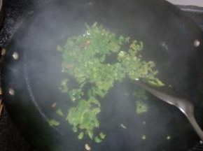 锅中少量油，把青椒放入锅中煸炒，青椒皮炒成虎皮状即可