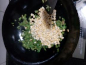 把玉米粒放入锅中翻炒，加盐和白糖调味增鲜，炒熟后即可出锅