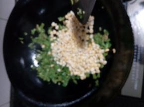 把玉米粒放入锅中翻炒，加盐和白糖调味增鲜，炒熟后即可出锅