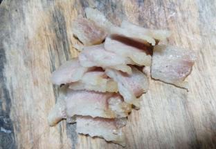 腊肉煮熟，切成薄片