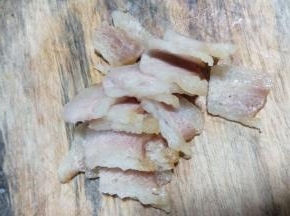 腊肉煮熟，切成薄片