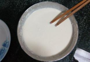 取干净大碗，加入3勺面粉，放上适量清水调和成稀面糊