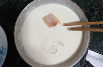 把腊肉片放入面糊中